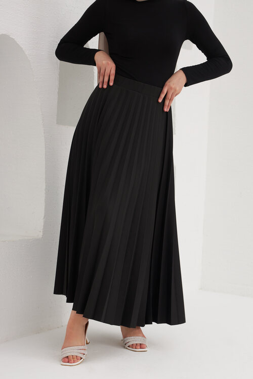 Black Pleated Skirt [Size: 6]